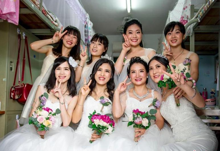 广东一大学为校友举行集体婚礼 50对夫妻重返母校