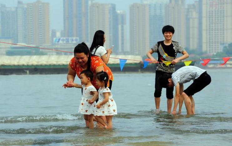 长江武汉关水位超过25米“设防线” 民众江边戏水