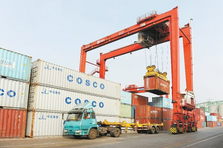 港口集装箱货物同比增长15%