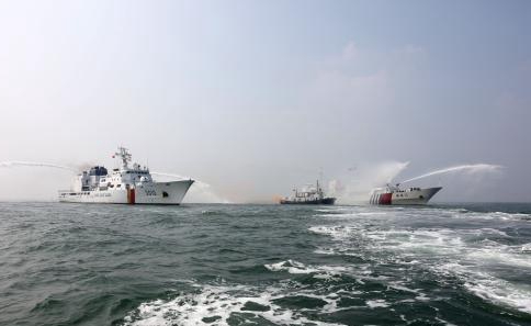 中韩两国在山东烟台海域举行海上联合搜救演习