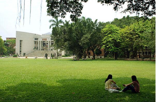 广州中山大学礼芳堂及大草坪.