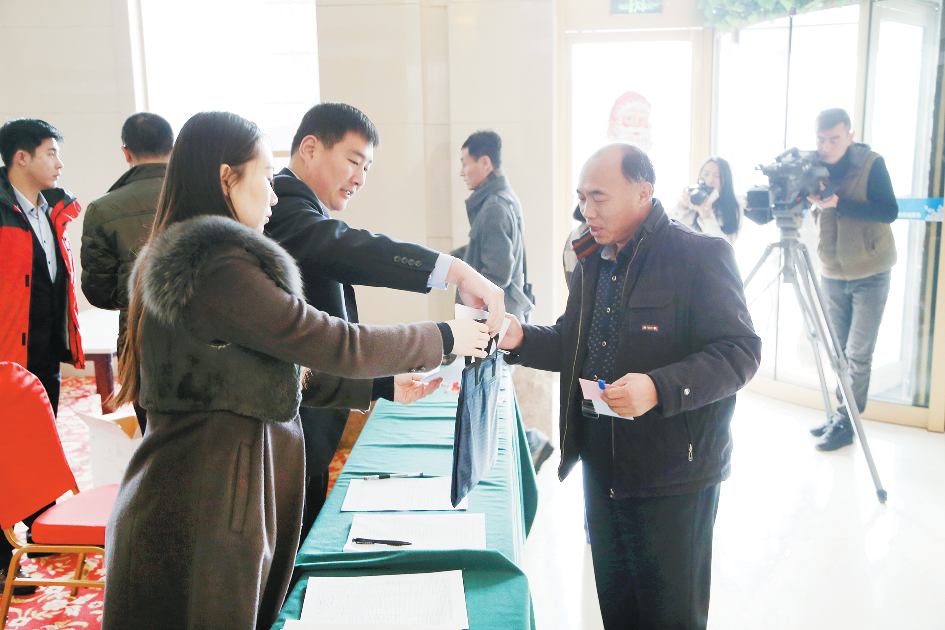 市十七届人大五次会议代表报到