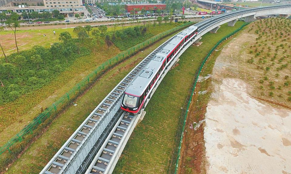 中国首条中低速磁浮铁路载客试运营
