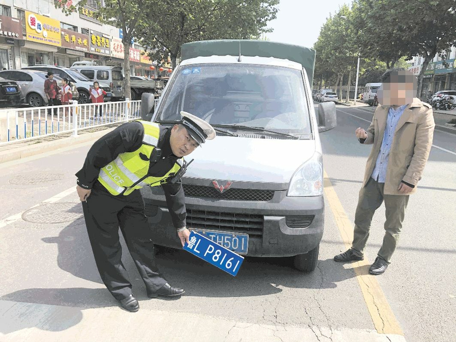 史上最牛车牌 良人自制木头车牌上路被查获