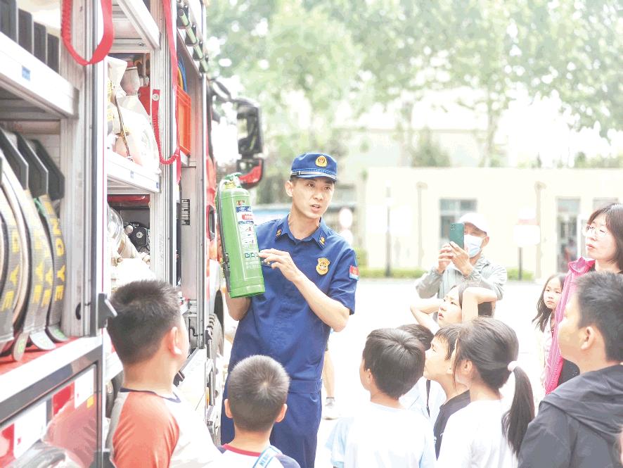 亲子消防活动绘就安全和谐画卷