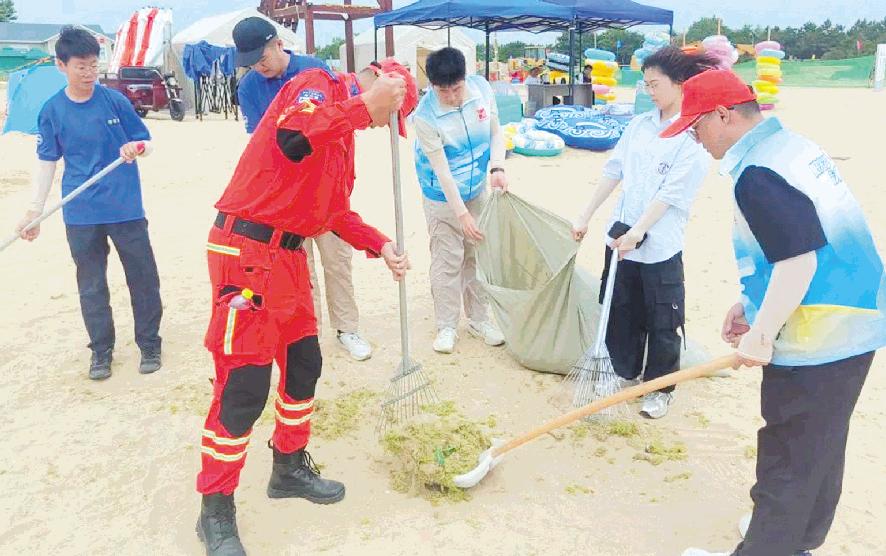 青春助力 海滩洁美