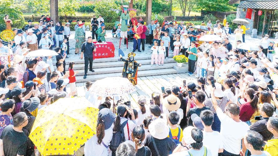 多彩活动扮靓国庆中秋假期