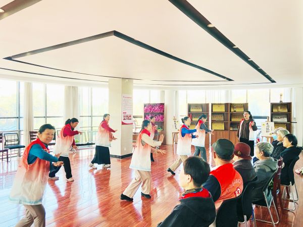 “银龄”在行动 重阳别样红