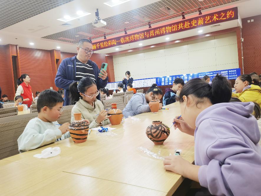 博物馆里绘彩陶